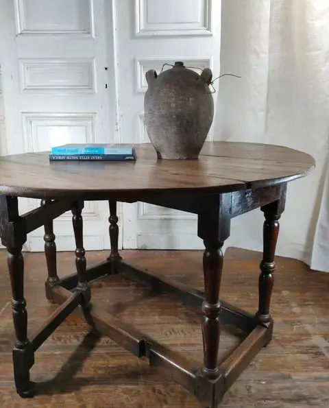 18th Century Oak Gate-Leg Round Table