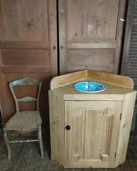 19th Century Pine Corner Cabinet with Blue and White Porcelain Wash Bowl