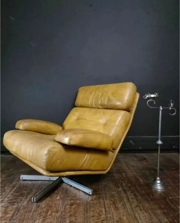 Leather Tetrad-Style Nucleus Swivel Armchair