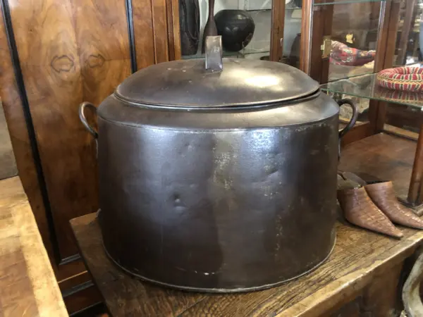 Large Volume Oval Metal Pot with Lid
