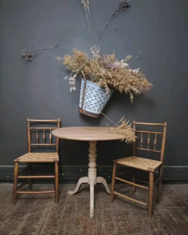Round Mahogany Pedestal Table