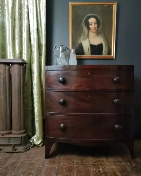 Georgian 3-Drawer Bow-Fronted Chest