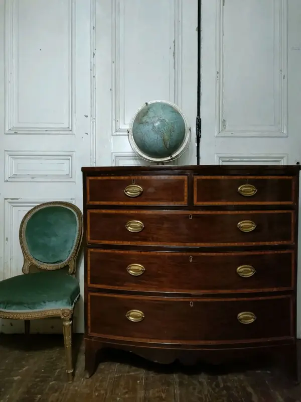 Early 1800’s Georgian Bow-Fronted Mahogany and Line Inlaid Chest of Drawers